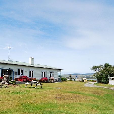 Surat Bay Lodge By The Sea/Backpackers Hostel Owaka Exterior foto